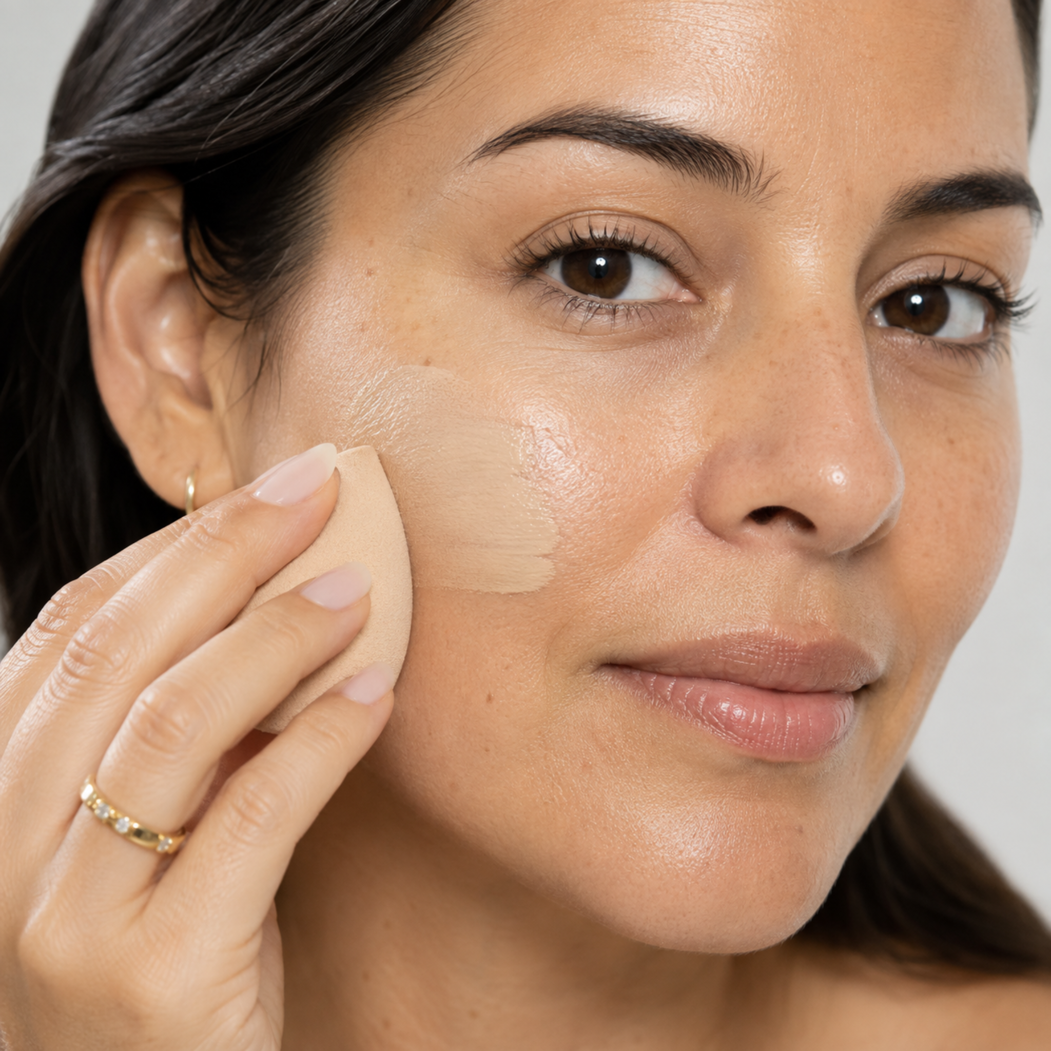 Applying Windyigarn Skin Glow BB Cream